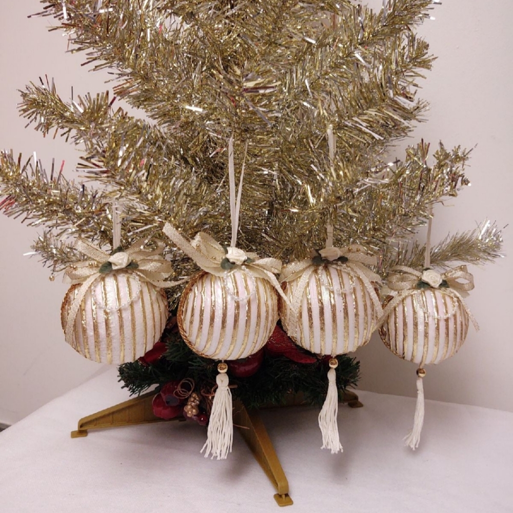 Set of 4 | Ball Shape Christmas Ornament